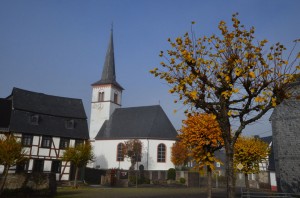Kirche Lötzbeuren und Herbstbäume