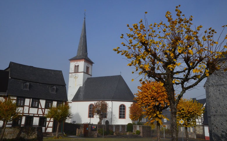 Kirche Lötzbeuren und Herbstbäume