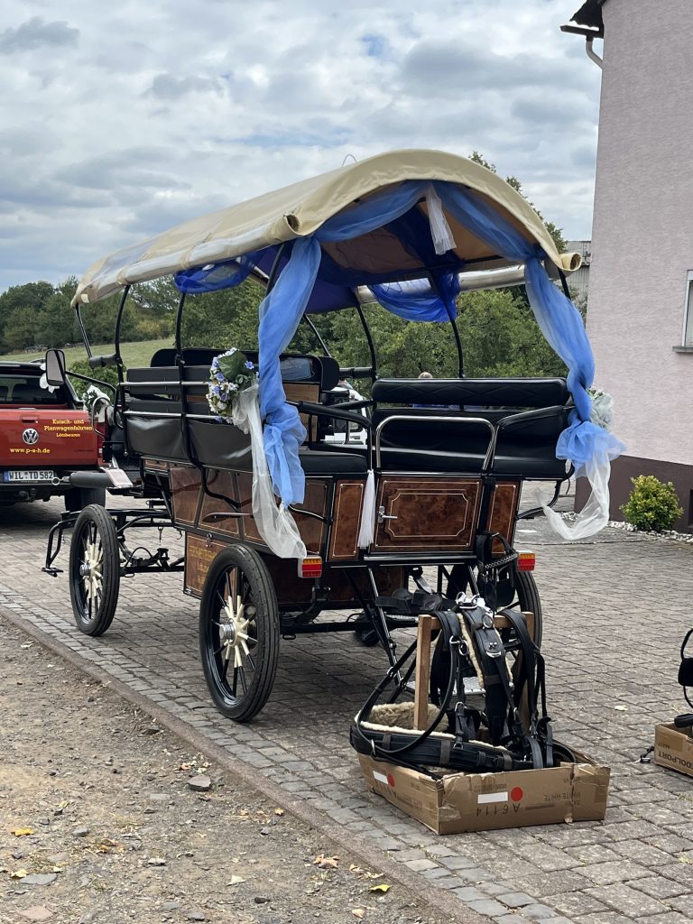 Geschmückter Planwagen