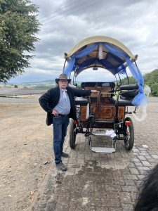 Geschmückter wagen mit Kutscher