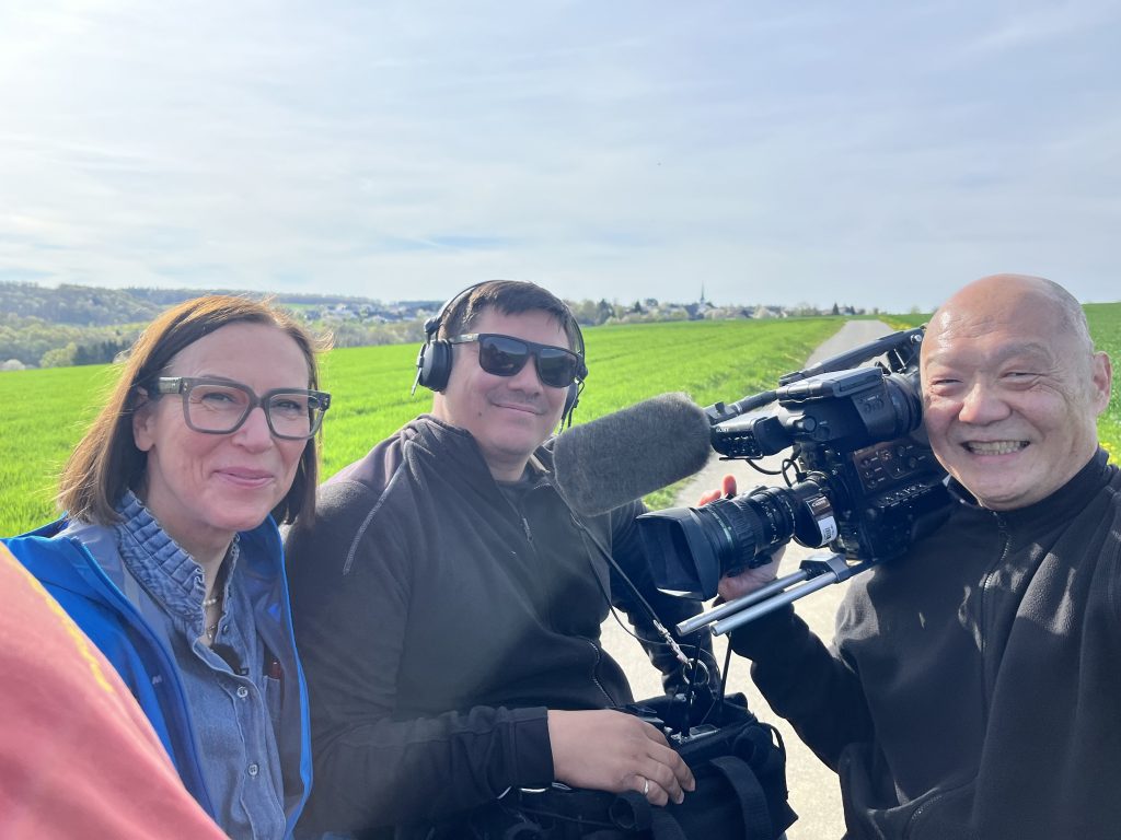Das SWR Wetter-Team genießt die Kutschfahrt mit Merlin